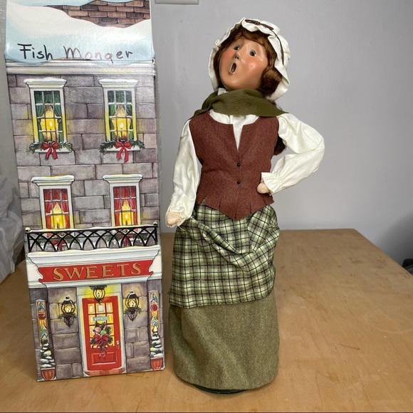 Byers Choice Ltd. The Carolers 2001 Woman Fish Monger Holiday Christmas Figurine - Picture 3 of 7